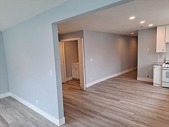 Entry: LR / Kitchen / Pantry