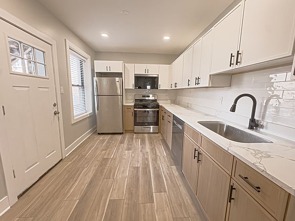 Modern kitchen 2-tone cabinets
