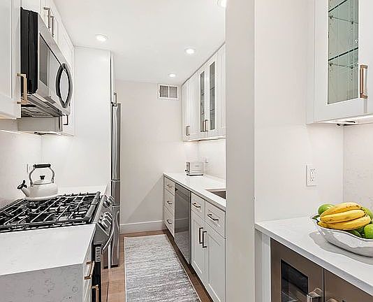 3rd image of 300 E 71st St APT 8H
