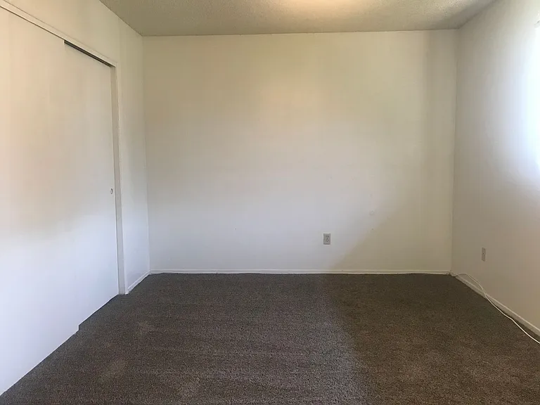 25380 Park Ave — Photo 10