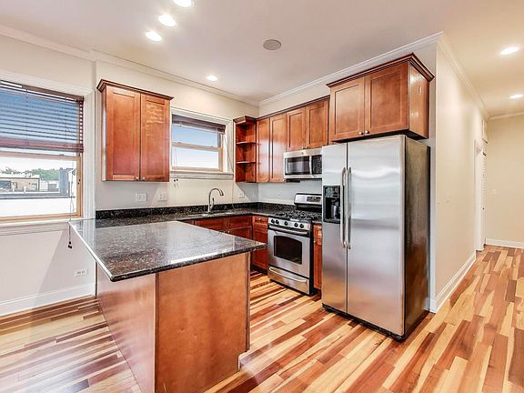 3rd image of 1634 N Wolcott Ave APT 3