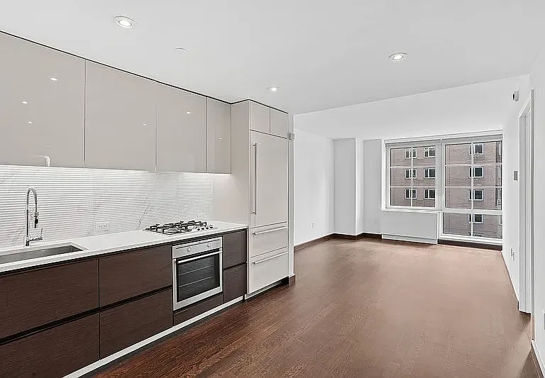 138 E 12th St #2G — Photo 17