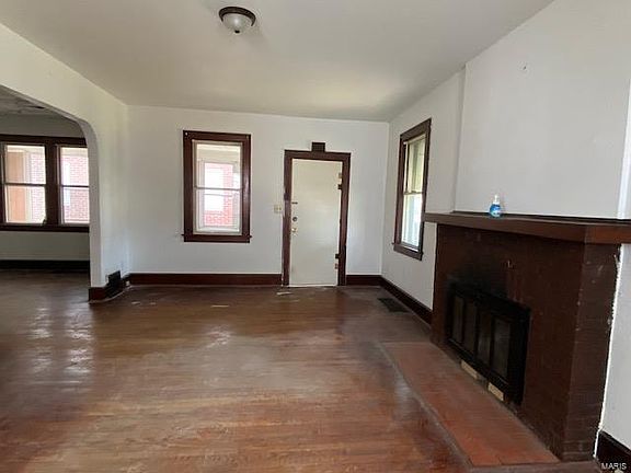 5th image of 230 Bowman Ave