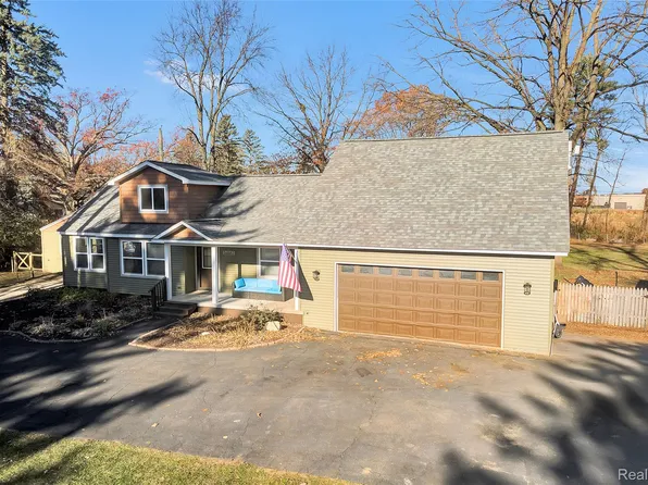 34682 Beacon St, Livonia, MI 48150