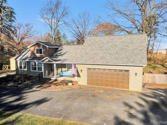 34682 Beacon St, Livonia, MI 48150