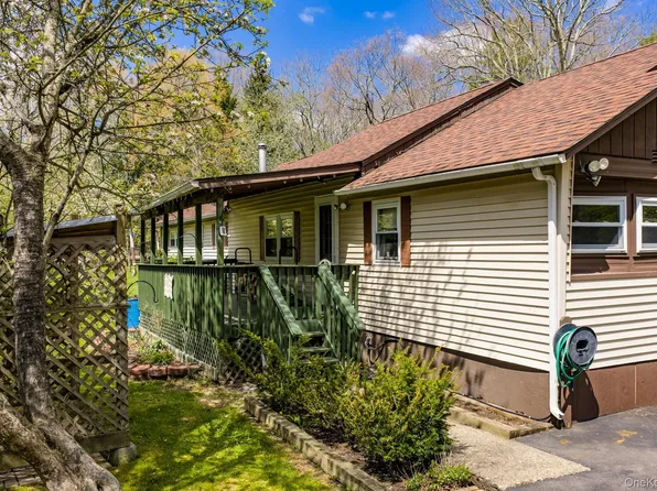 88 W Peenpack Trail, Sparrowbush, NY 12780