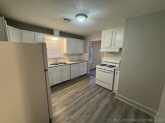 5th image of 416 N Franklin Ave W