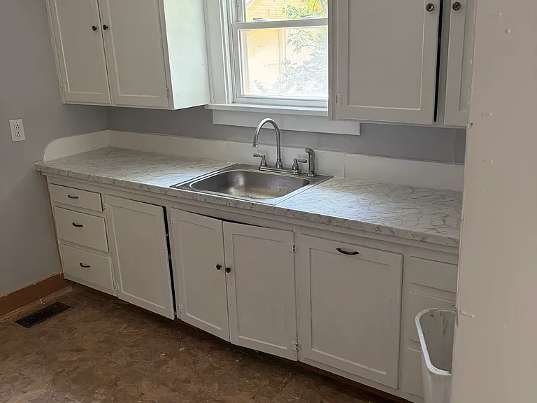 110 N Saint John Ave — Photo 8