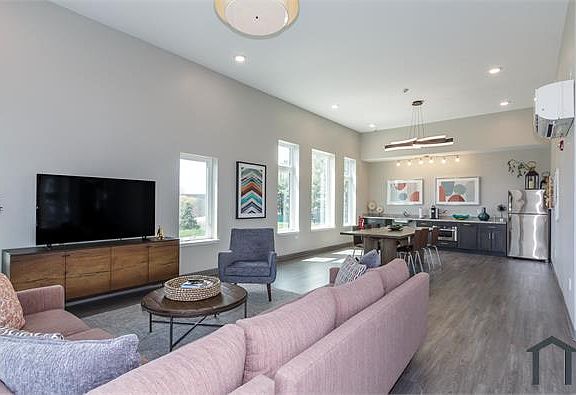5th image of 11 Dakota Dr #108