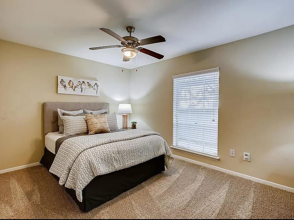 2nd image of 301 Queens Rd APT 206
