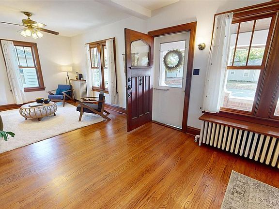 3rd image of 829 E College Ave