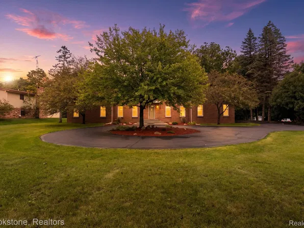 1210 Springborrow Dr, Flint, MI 48532
