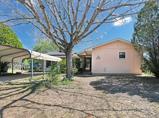 910 7th St, Floresville, TX 78114