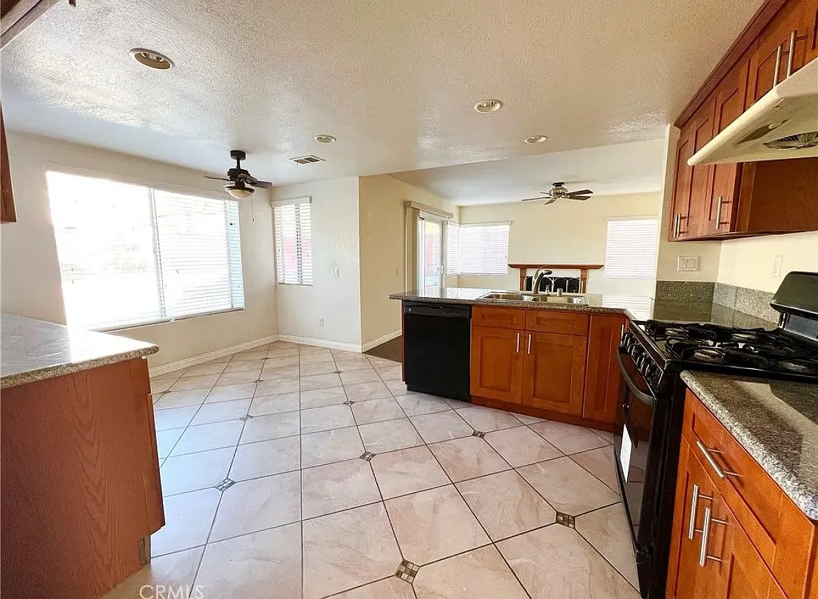 4 bed, 1943 sqft, $3,100 — Photo 3