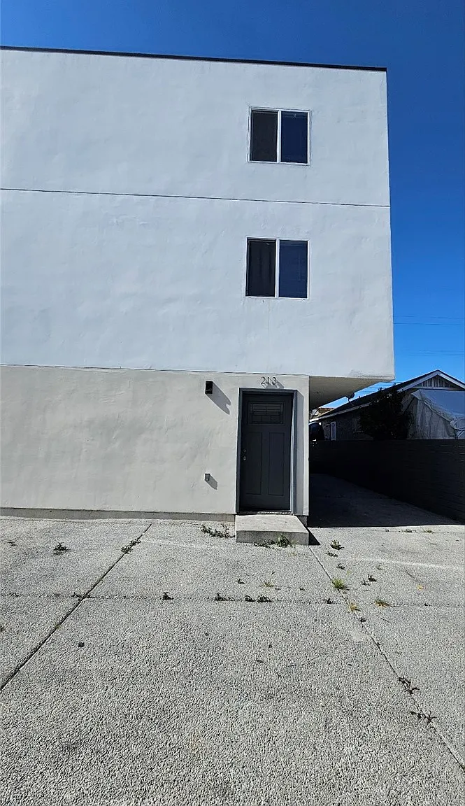 5 bed, 2302 sqft, $3,900 — Photo 1