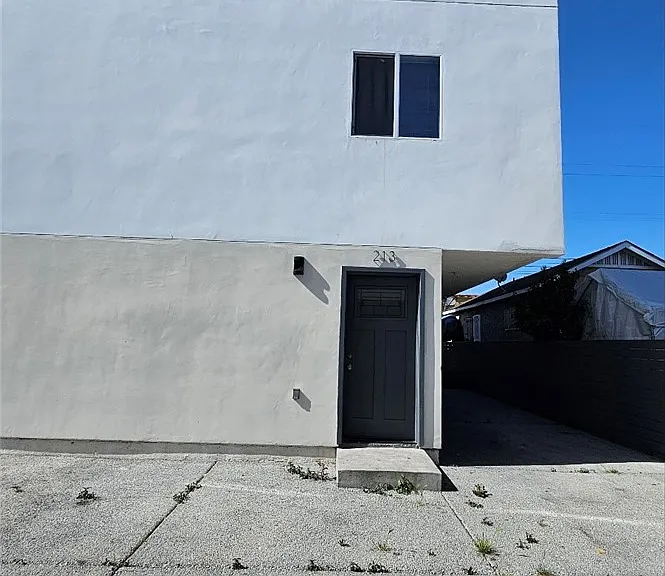213 W 43rd Pl — Photo 1