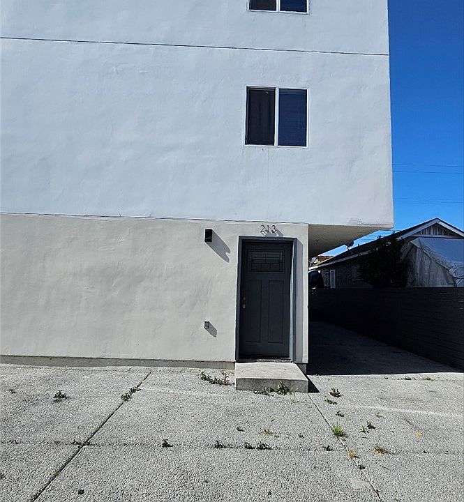 1st image of 213 W 43rd Pl