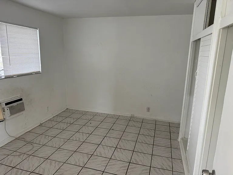 1251 W River Dr #5 — Photo 2