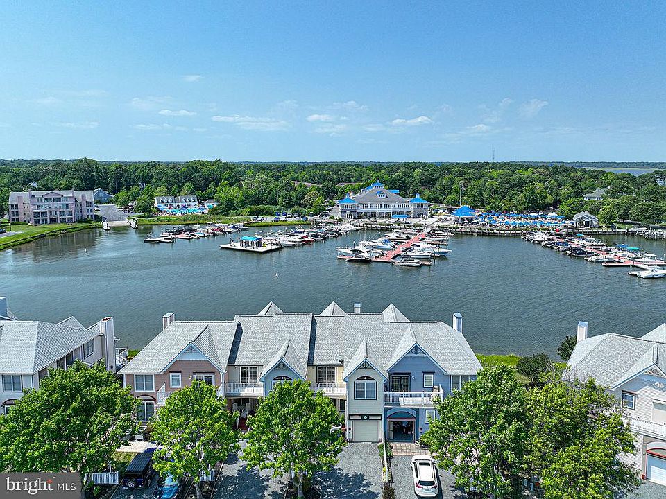 1st image of 843 Yacht Club Dr