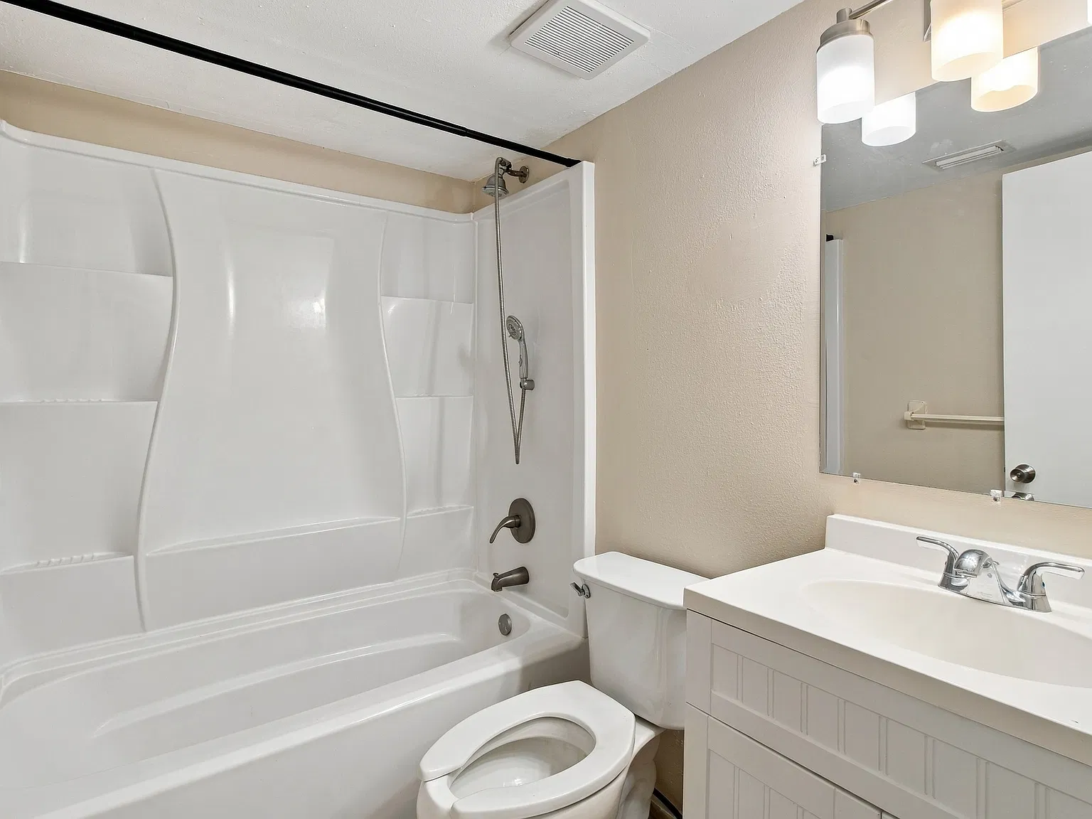 2 bed, 825 sqft, $1,350 — Photo 3