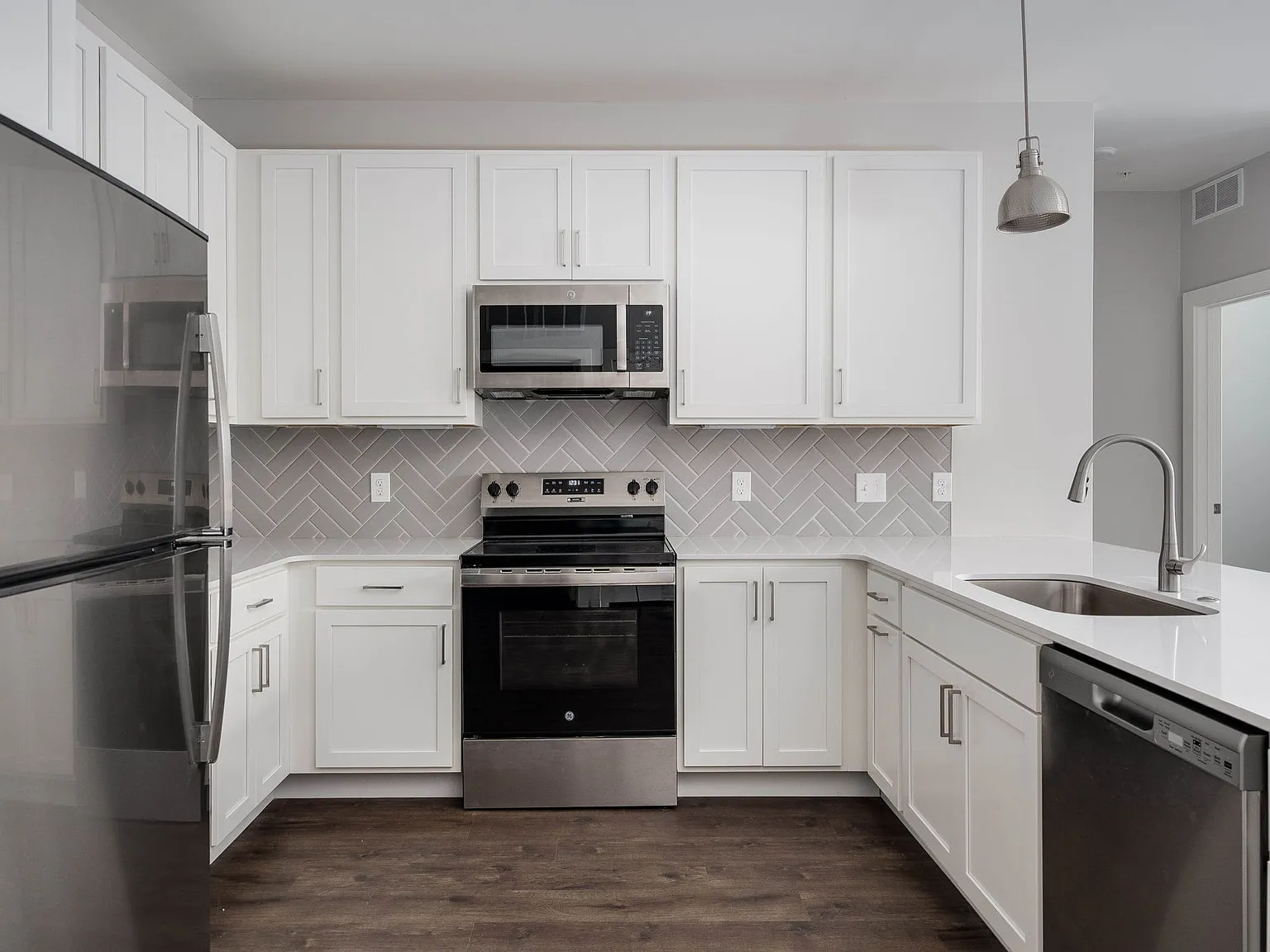 Knob Hill Apartments — Photo 2