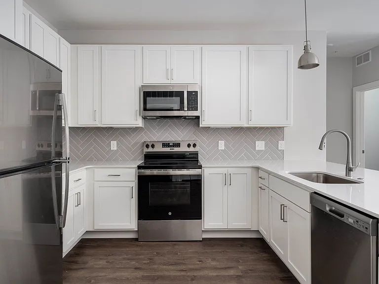Knob Hill Apartments — Photo 2
