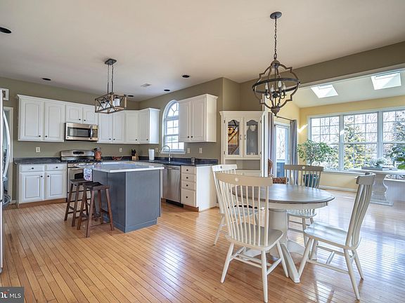 4th image of 21 White Woods Ln