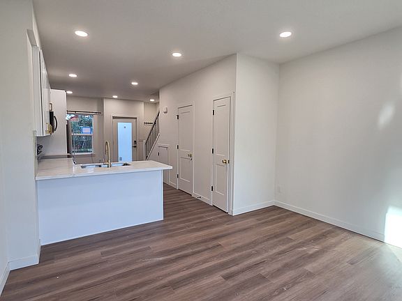 5th image of 4918 N Vancouver Ave
