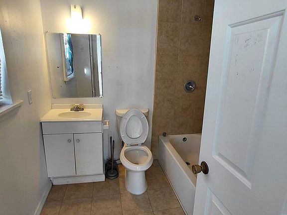 3rd image of 521 1/2 N 9th St #2