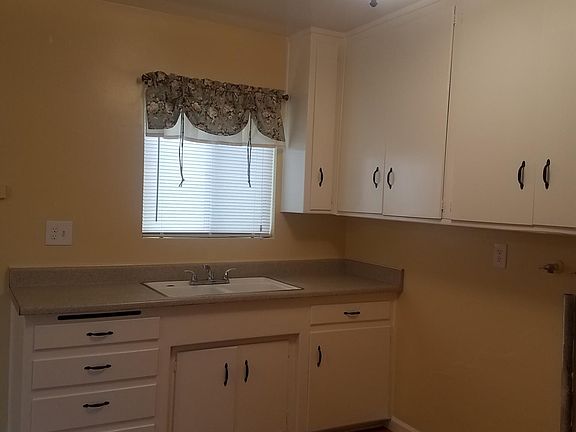 4th image of 16437 1/2 Woodruff Ave