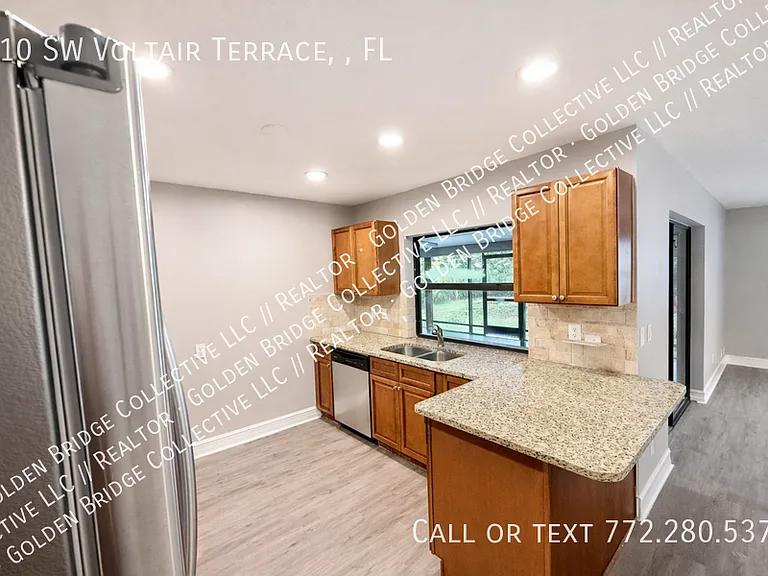 210 SW Voltair Ter — Photo 2