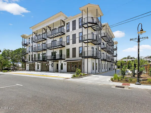 124 N Court St #304, Bay Saint Louis, MS 39520