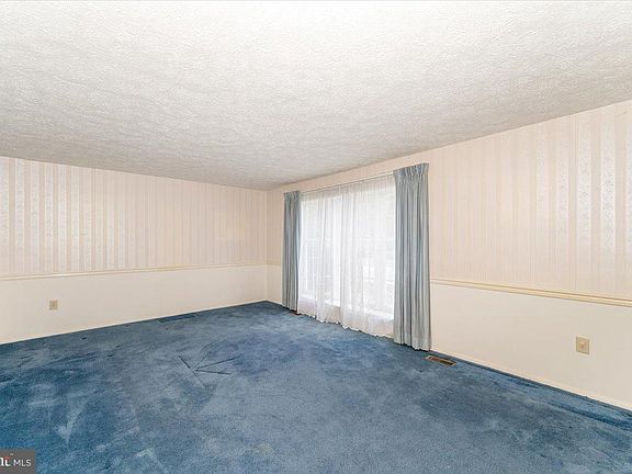 5th image of 215 Sandstone Dr