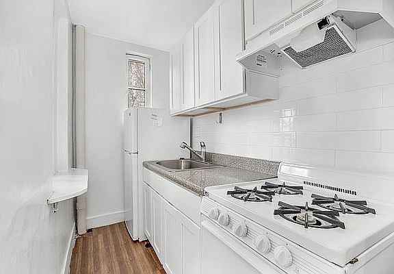 5th image of 30 Columbia Pl #17