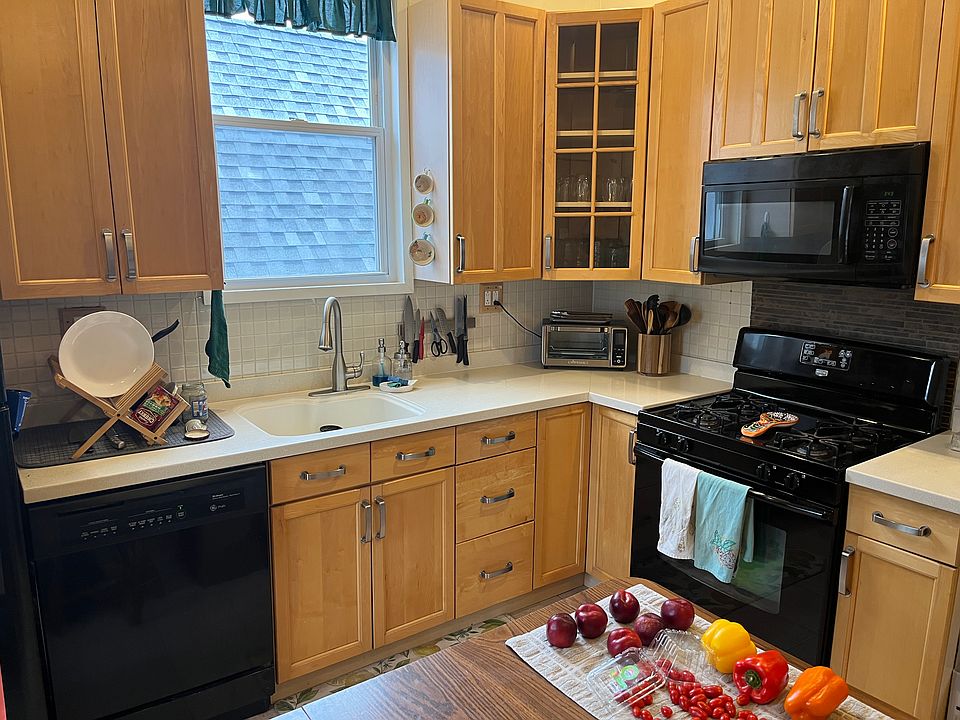 Kitchen - dishwasher, microwave, stove/oven, fridge