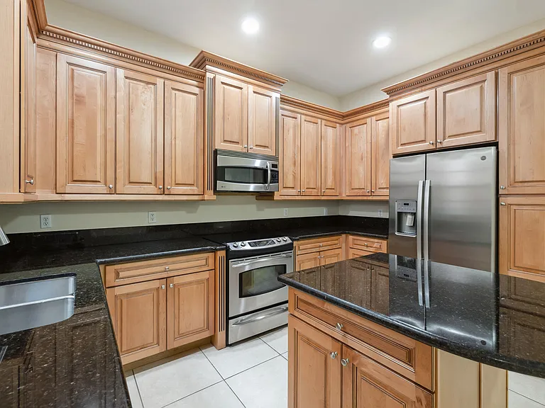 810 NW 83rd Ln — Photo 11
