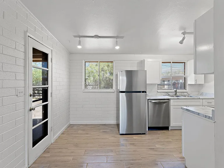 1515 E Blacklidge Dr — Photo 2