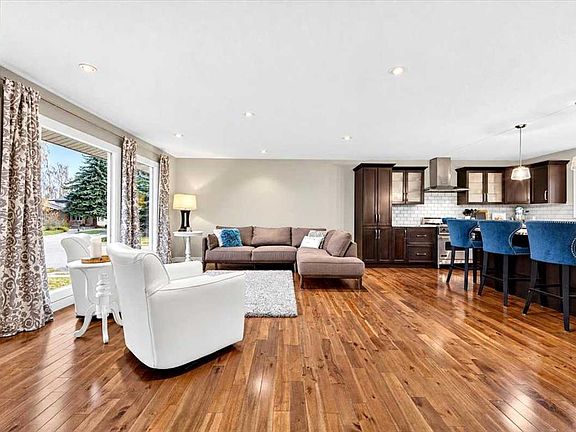 4th image of 131 E Parkside Cres SE