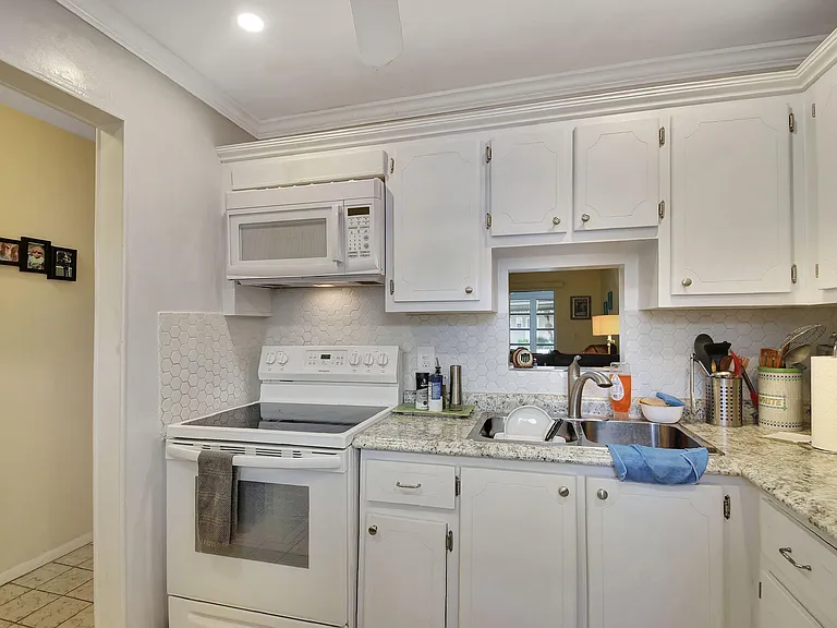 2121 NE 1st Ct #105 — Photo 7