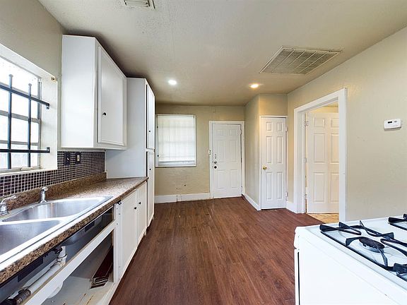 3rd image of 2903 Burkett St