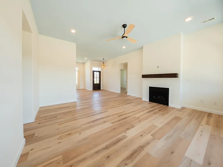 708 Promenade Dr — Photo 2