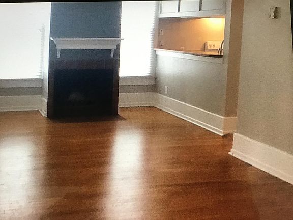 4th image of 901 W 22nd 1/2 St #110