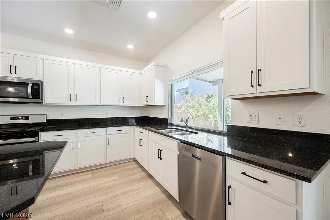 4 bed, 3.5 bath, 3054 sqft, $2,999 — Photo 4