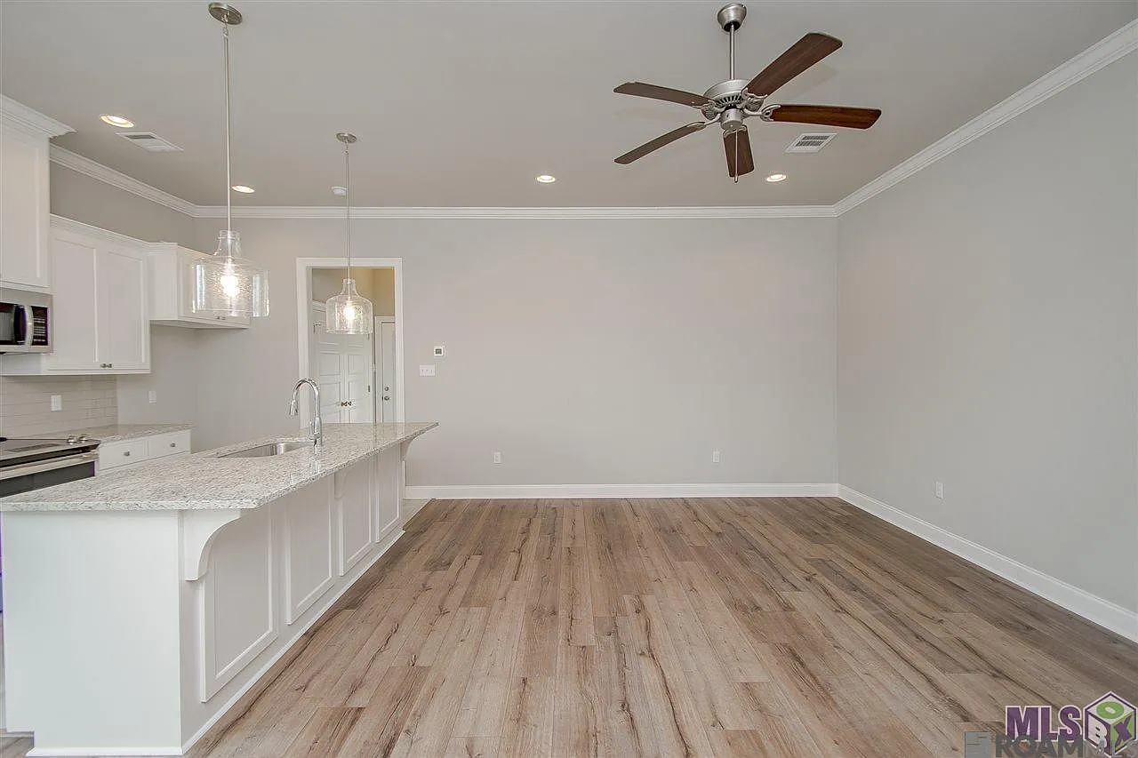 2 bed, 1002 sqft, $2,100 — Photo 3