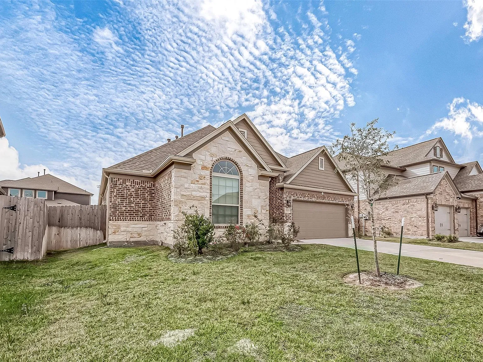 4 bed, 2.5 bath, 2332 sqft, $2,495 — Photo 2