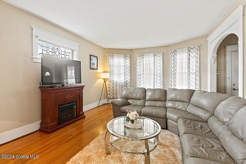 4th image of 826 Michigan Avenue