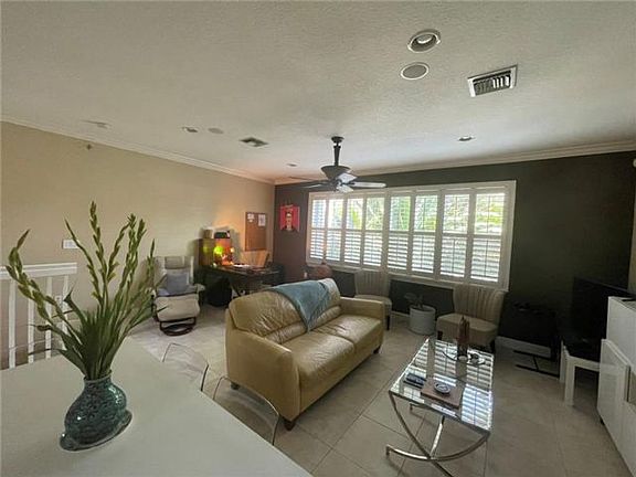 2nd image of 707 SW 4th Ave #1