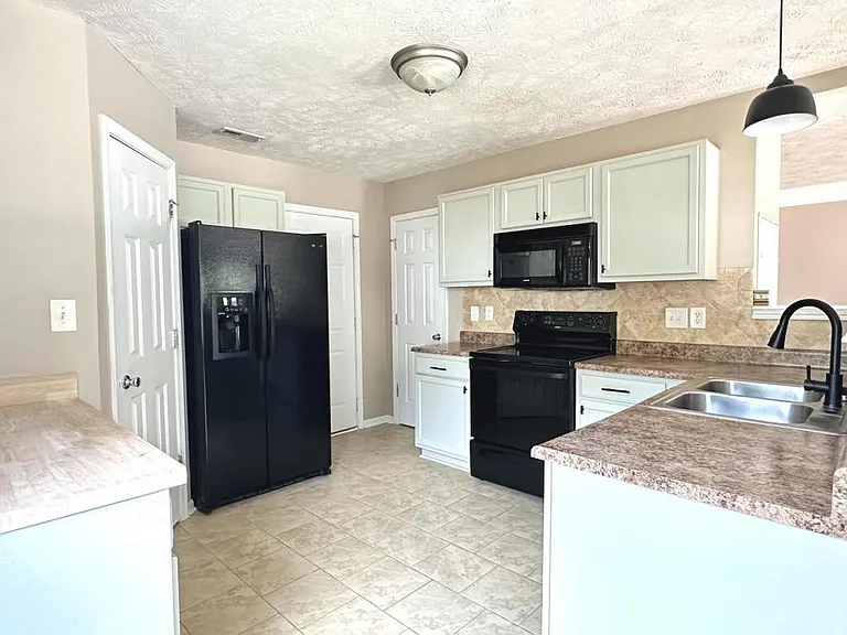 385 Americana Dr — Photo 6