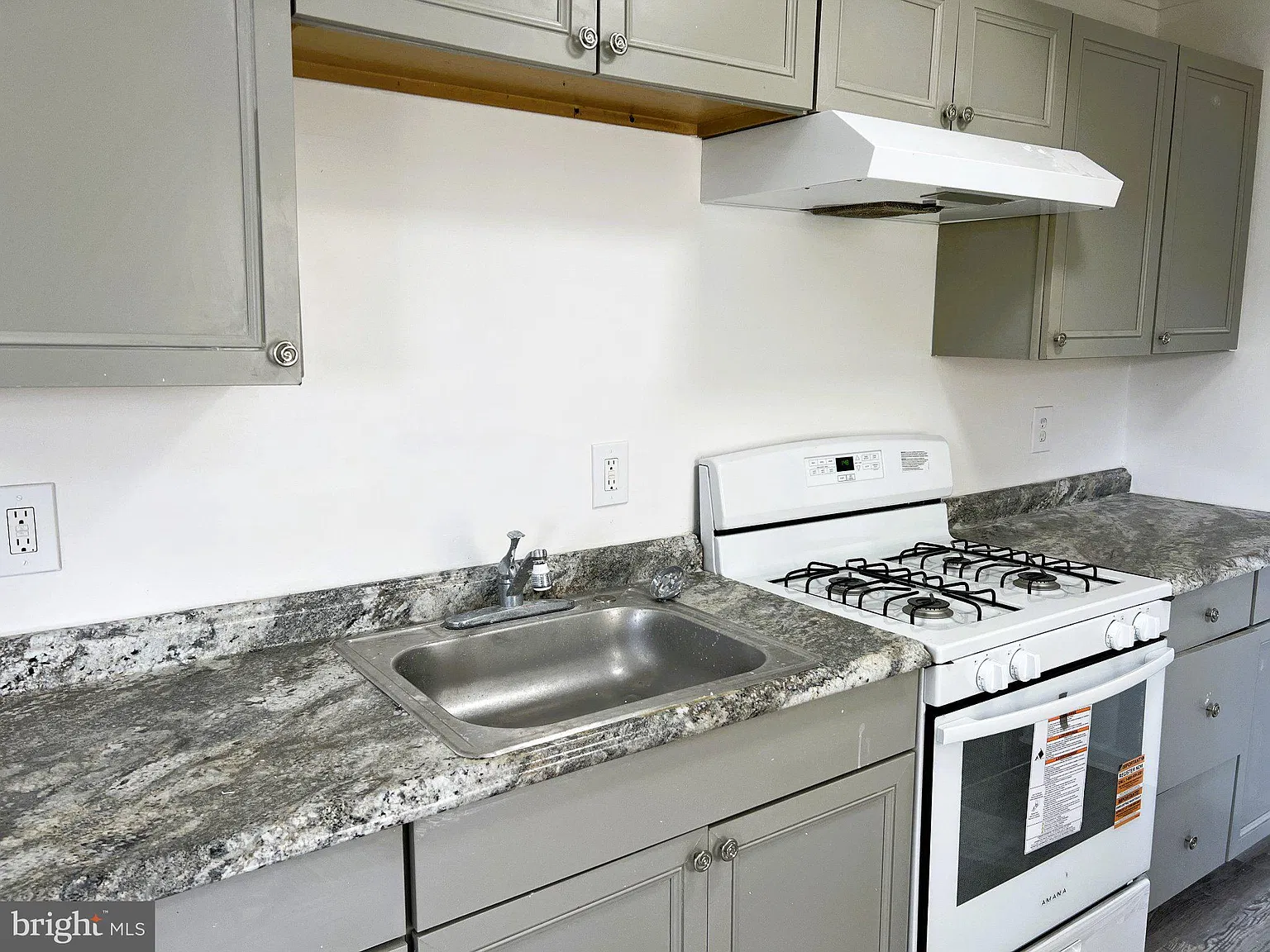 4 bed, 2.0 bath, 1256 sqft, $1,600 — Photo 2