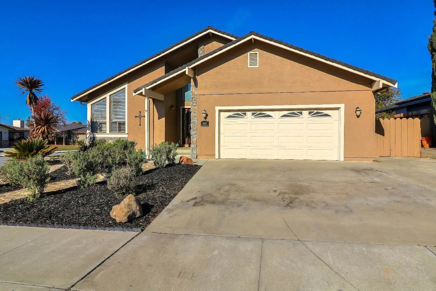 1610 Tiburon Dr photo 1